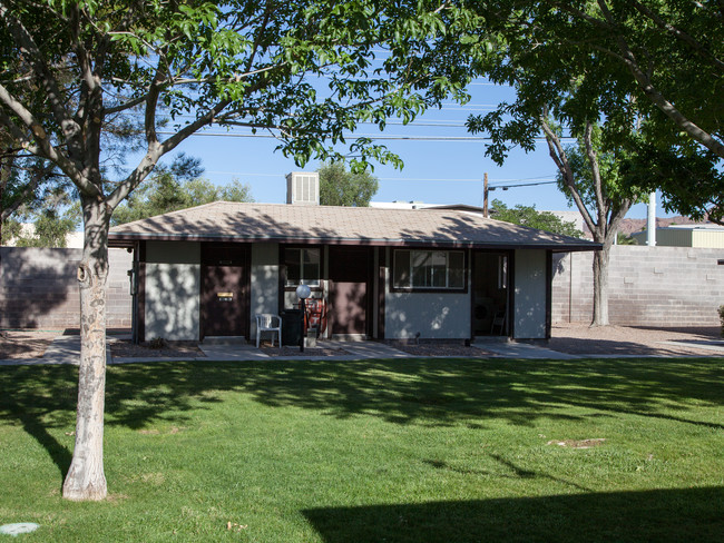 M & K Apartments in Boulder City, NV - Foto de edificio - Building Photo