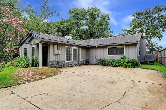 219 Lakeside Dr in Kemah, TX - Building Photo - Building Photo