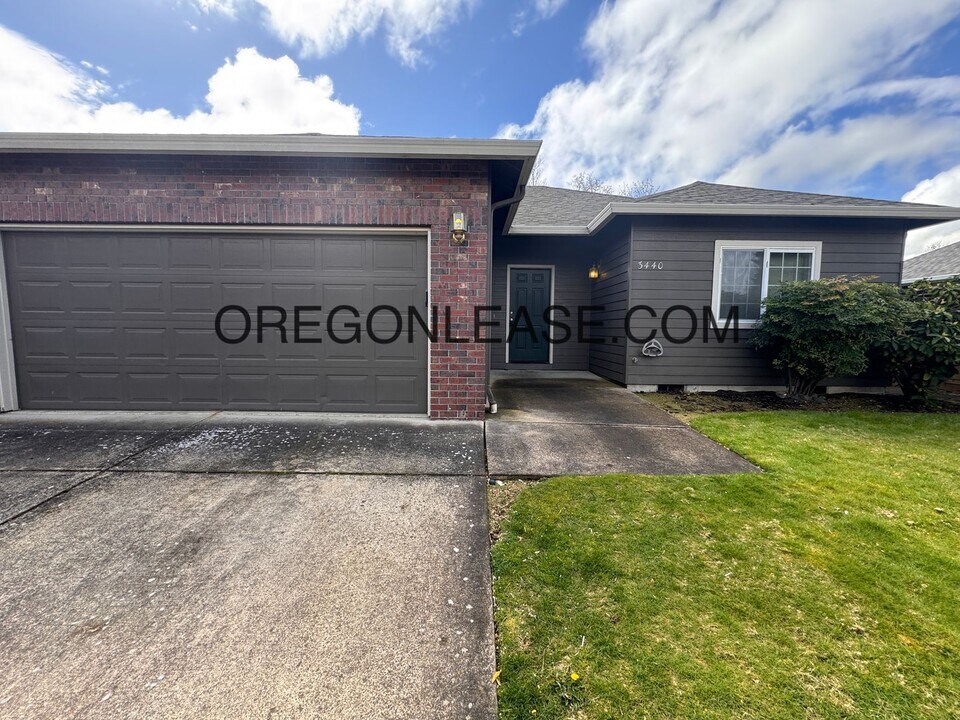3440 Arrowhead St in Eugene, OR - Foto de edificio