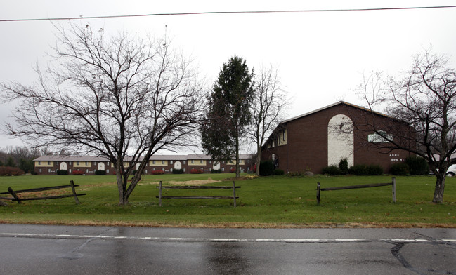 Greentree Place in Canton, OH - Building Photo - Building Photo