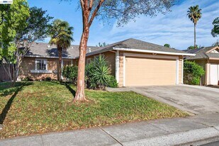 2032 Newport Dr in Pittsburg, CA - Building Photo