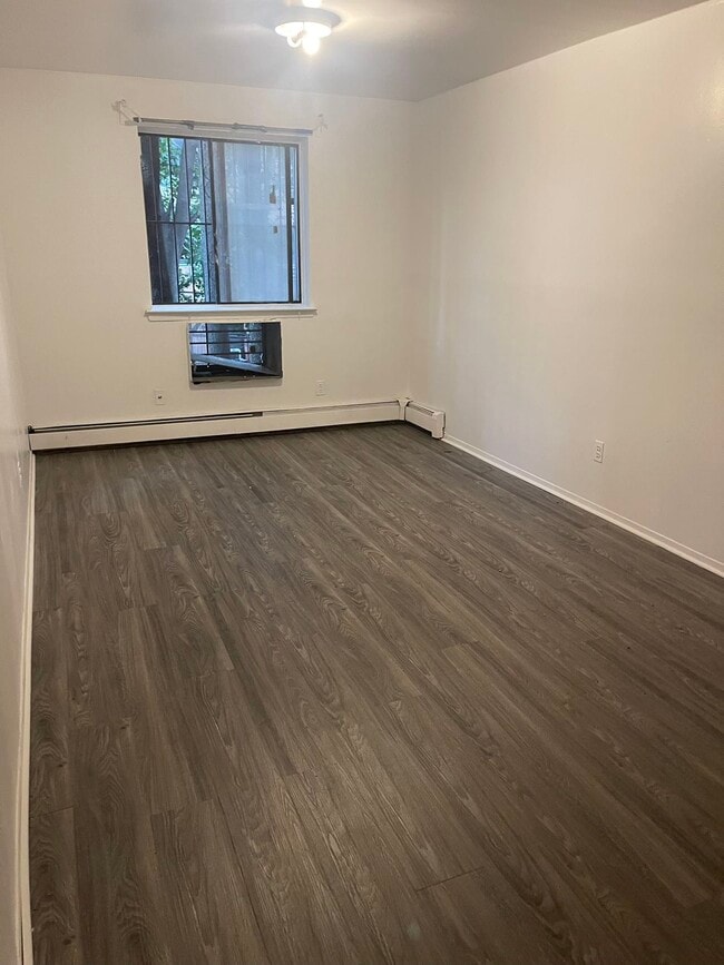 8633 59th Ave in Elmhurst, NY - Foto de edificio - Building Photo