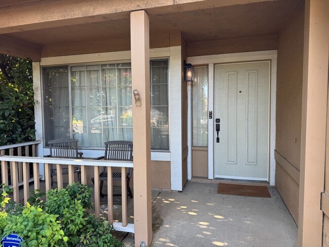 1348 E Gum Ave in Woodland, CA - Building Photo - Building Photo