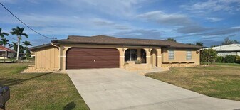 110 Sinclair St SE in Port Charlotte, FL - Building Photo