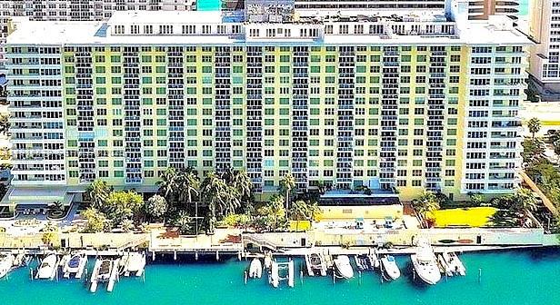 5600 Collins Ave in Miami Beach, FL - Foto de edificio - Building Photo