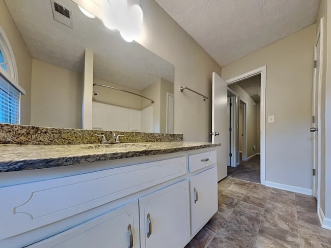990 Thousand Oaks Dr in Lawrenceville, GA - Building Photo - Building Photo