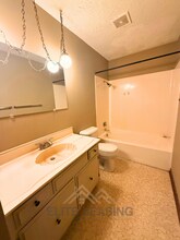 5705 SW 28th Terrace in Topeka, KS - Foto de edificio - Building Photo