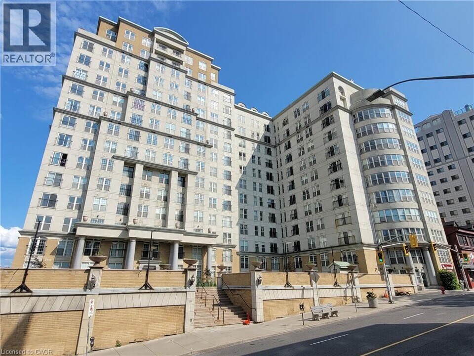135 James St S in Hamilton, ON - Building Photo