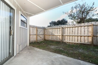 Villas At Pine Hills in Orlando, FL - Building Photo - Building Photo