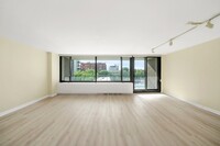 1555 N Sandburg Ter, Unit 401K in Chicago, IL - Building Photo - Building Photo