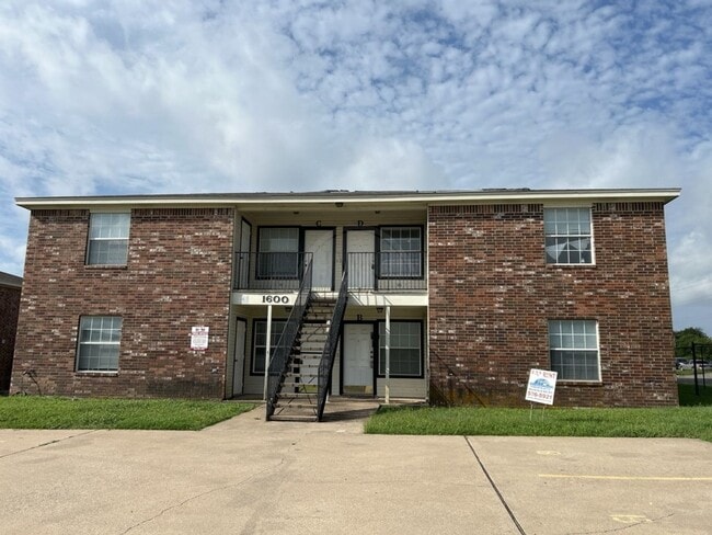 property at 1600 Dugger Cir