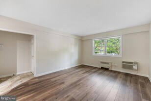 4402 N Pershing Dr in Arlington, VA - Building Photo