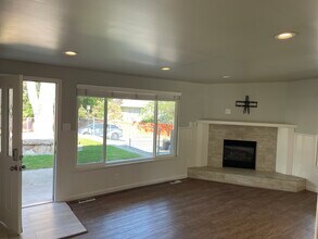 7405 S 2200 E in Cottonwood Heights, UT - Foto de edificio - Building Photo