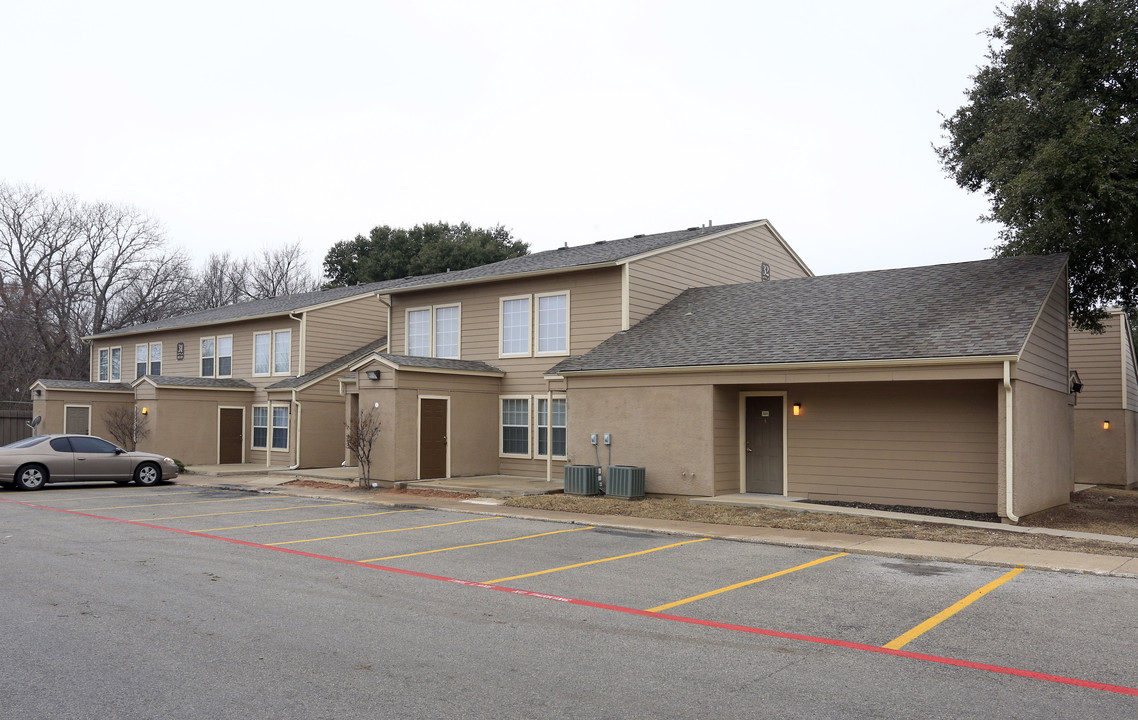 White Rock Hills in Dallas, TX - Building Photo