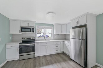 4 Hudson Ave-Unit -Bottom in Sayville, NY - Building Photo - Building Photo