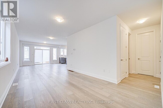 12 Barnyard Trl in Barrie, ON - Building Photo - Building Photo