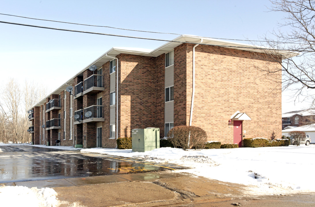 Regency Village in Waukegan, IL - Building Photo