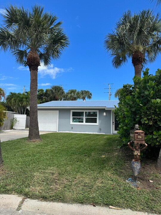 110 N Las Olas Dr in Jensen Beach, FL - Foto de edificio