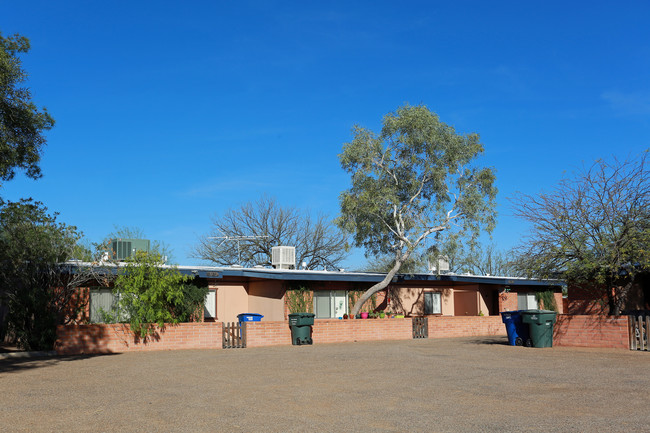 Hazen Townhomes in Tucson, AZ - Building Photo - Building Photo