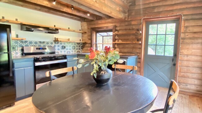 615 Falls Dr in Topanga, CA - Building Photo - Building Photo