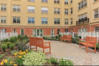 10 Byron Pl, Unit 318 in Larchmont, NY - Foto de edificio - Building Photo