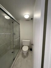 321 Lakeview Dr in Weston, FL - Building Photo - Building Photo