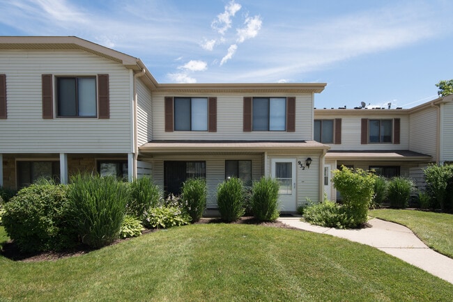 property at 932 Monroe Ct