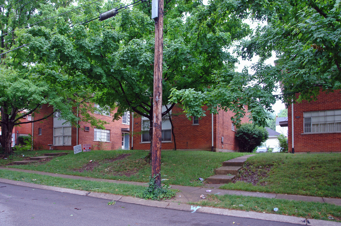 2537-2561 Vera Ave in Cincinnati, OH - Foto de edificio