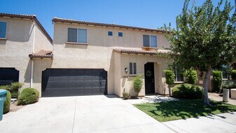 1896 W Roby Ave in Porterville, CA - Building Photo