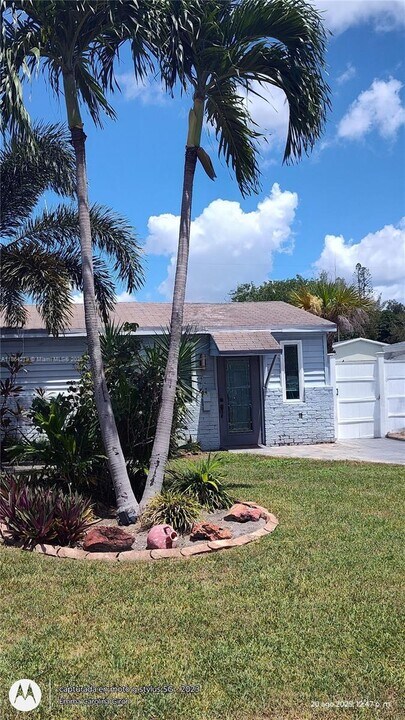 2793 Shawnee Rd in West Palm Beach, FL - Building Photo
