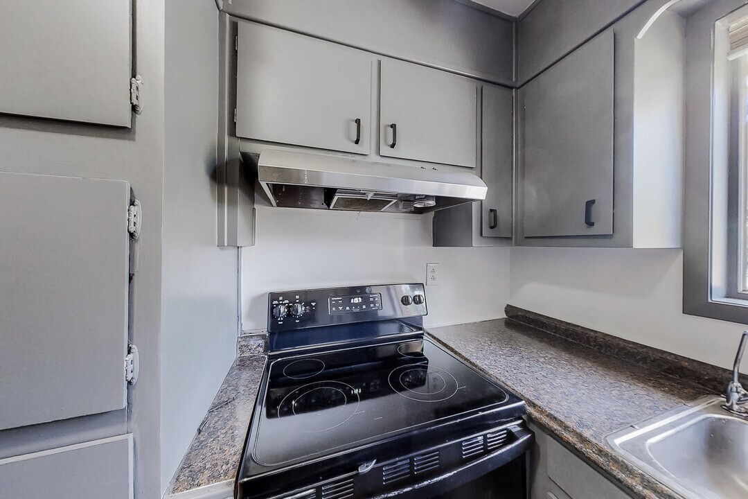 1395 Stoneham Ct in Atlanta, GA - Building Photo