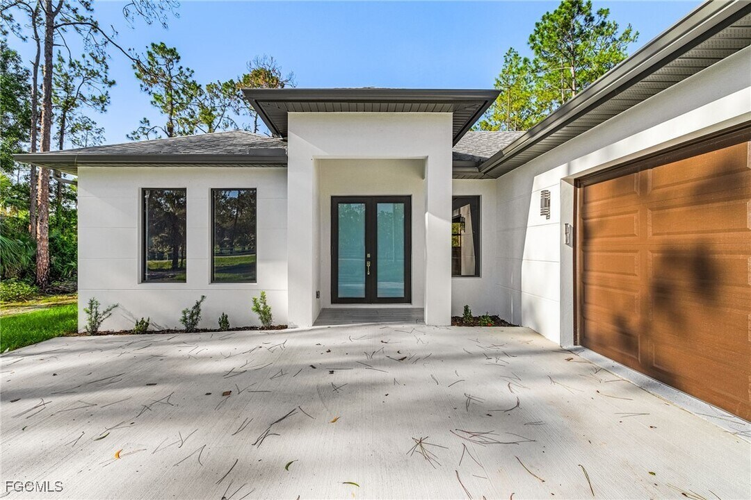 2739 10th Ave SE in Naples, FL - Building Photo