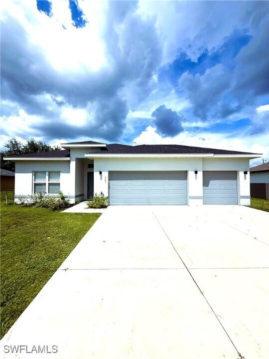 467 NE 1st Ave in Cape Coral, FL - Building Photo
