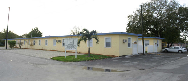 850-855 NW 3rd Ter in Dania, FL - Foto de edificio - Building Photo