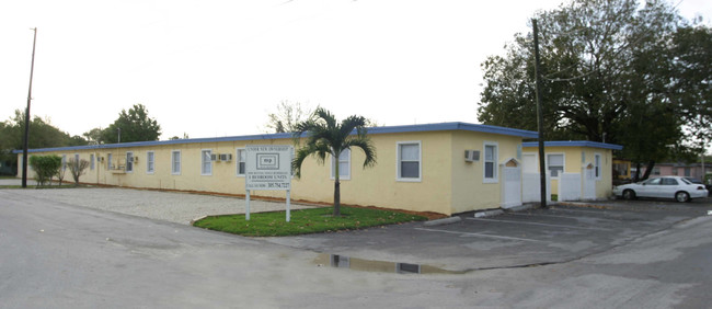 850-855 NW 3rd Ter in Dania, FL - Building Photo - Building Photo