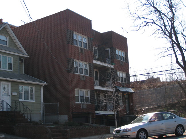 8582 Eliot Ave in Rego Park, NY - Foto de edificio - Building Photo