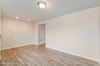 4061 Firestone Way in Shelbyville, KY - Foto de edificio - Building Photo