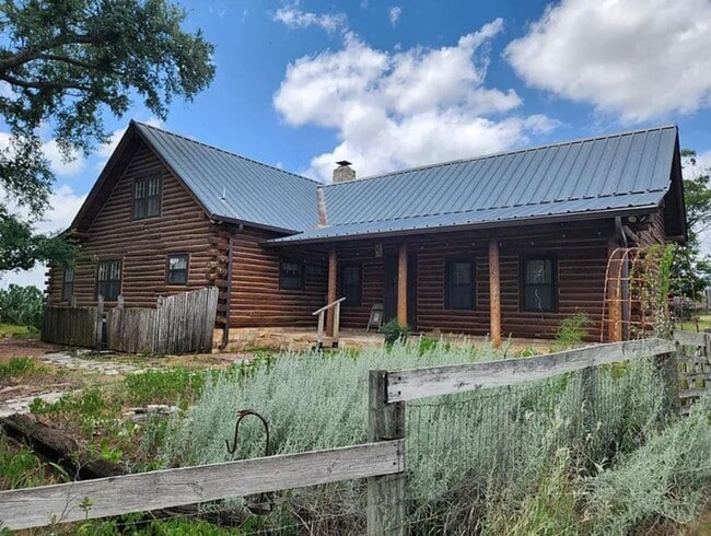 387 Schmidtzinsky Rd in Fredericksburg, TX - Building Photo - Building Photo