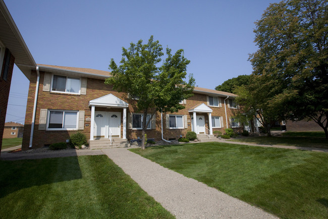 Brentwood Apartments in Hopkins, MN - Building Photo - Building Photo