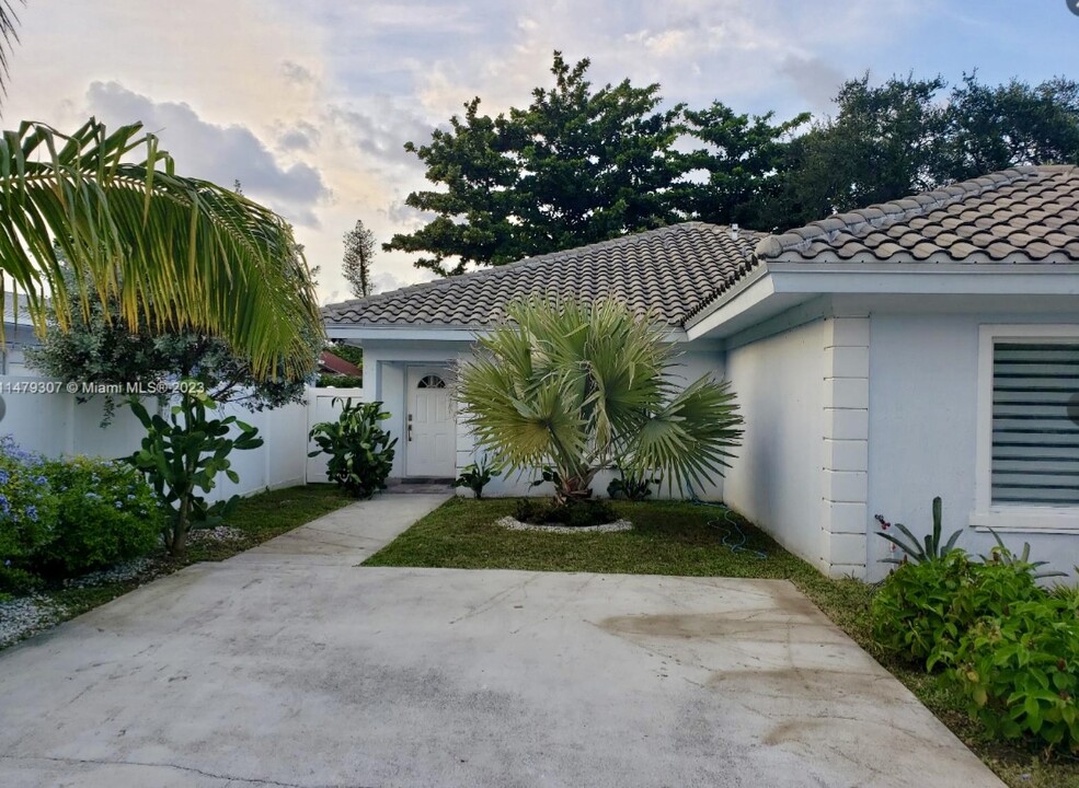 325 NW 52nd St in Miami, FL - Building Photo