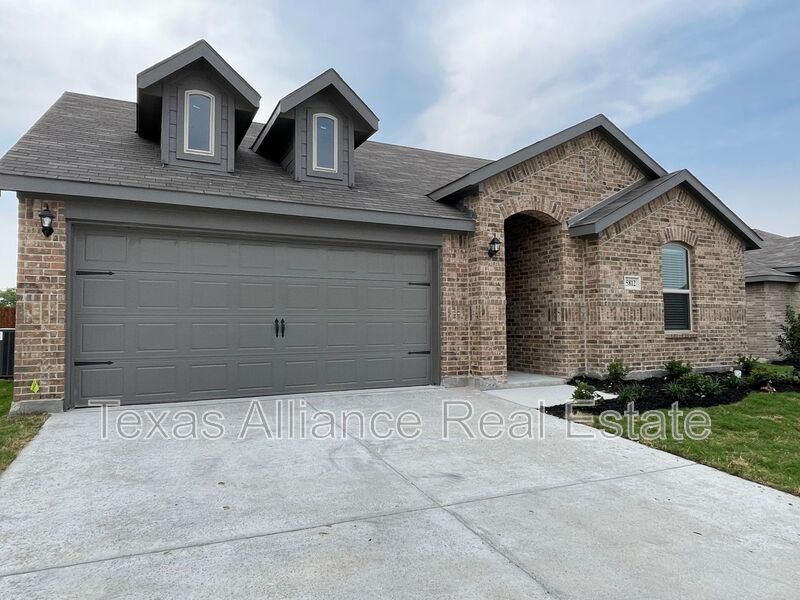 5812 Utopia Dr in Fort Worth, TX - Building Photo