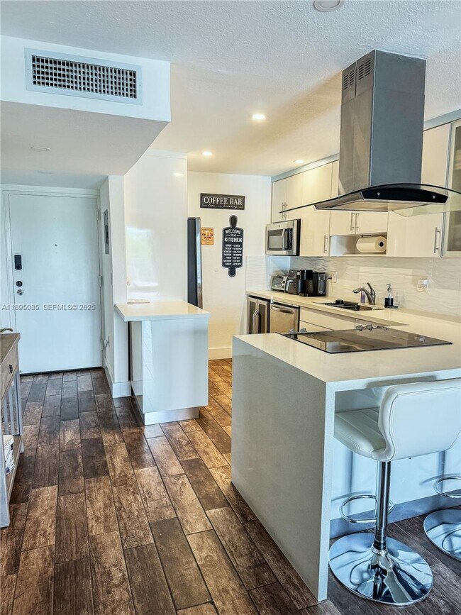 7830 Dickens Ave in Miami Beach, FL - Building Photo - Building Photo