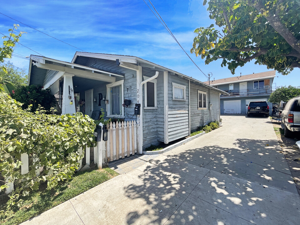 208 Lois St in La Habra, CA - Building Photo