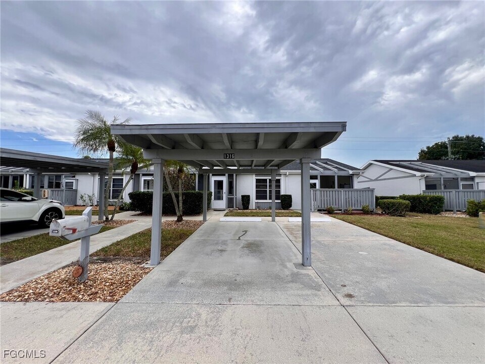 1316 Sandtrap Dr N in Ft. Myers, FL - Building Photo