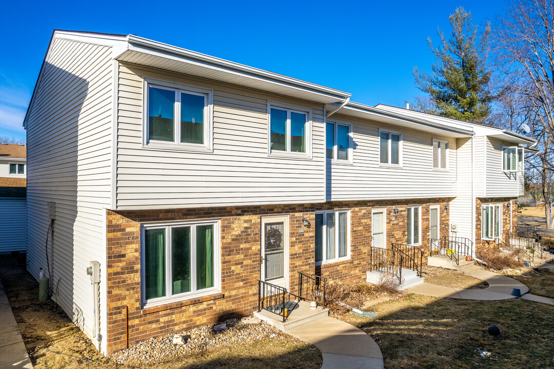 Jordan Square Townhomes & Condominiums in West Des Moines, IA - Foto de edificio