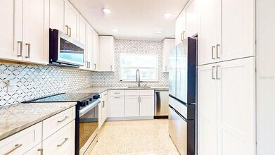 10133 4th St E in Treasure Island, FL - Foto de edificio - Building Photo