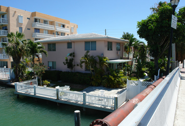 Edgewater Manor Apartments in Miami Beach, FL - Building Photo - Building Photo