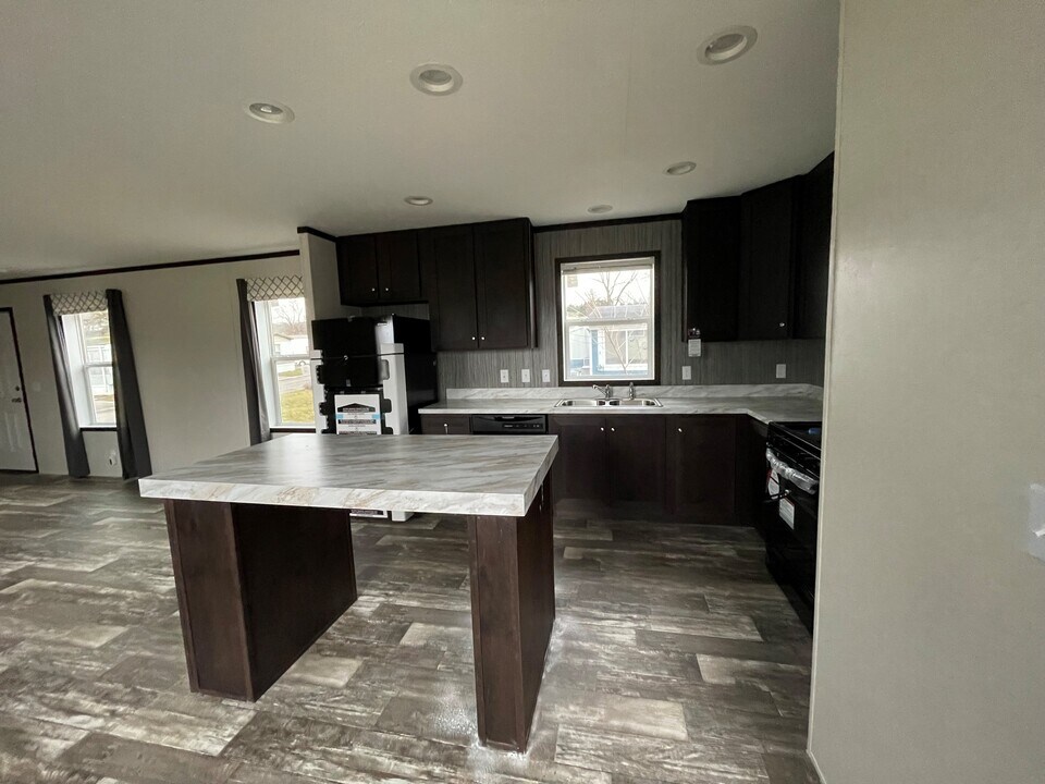 39 Sparrow Hill Dr in Orion Township, MI - Building Photo