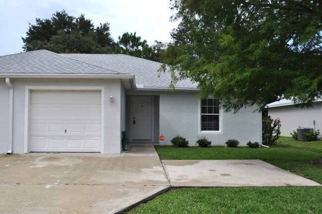 21 Rosecroft Ln in Palm Coast, FL - Building Photo - Building Photo