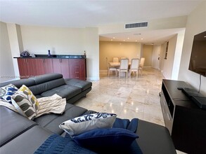 20400 W Country Club Dr in Aventura, FL - Building Photo - Building Photo